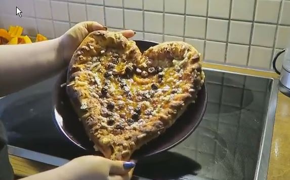 פיצה בצורת לב