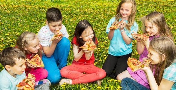 ילדים אוכלים פיצה