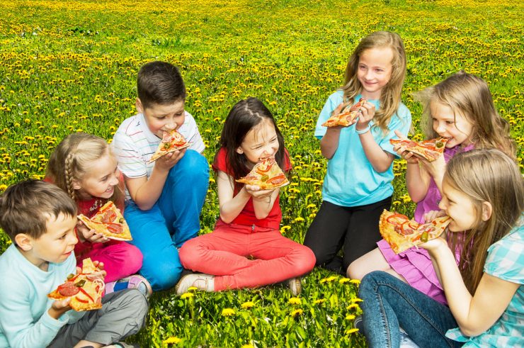ילדים אוכלים פיצה